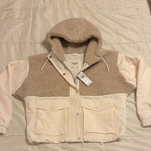 NWT Abercrombie Sherpa Tan & Cream Cropped Windbreaker Jacket Size XS